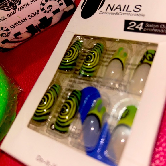 Beetlejuice Sandworm Never Trust The Living Gift Set - Picture 3 of 11